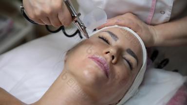 美容师执行皮肤复兴保健品